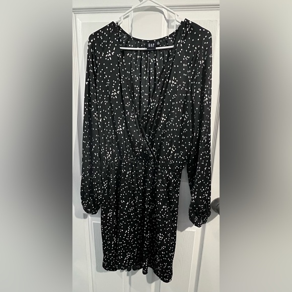 GAP Black and White Ruched Wrap Dress with V-Neck - Picture 3 of 5
